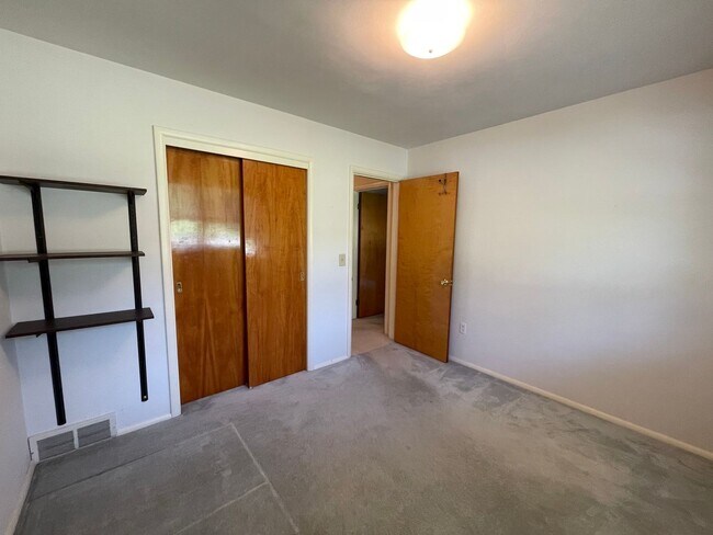 Building Photo - Three Bedroom Home in Richland