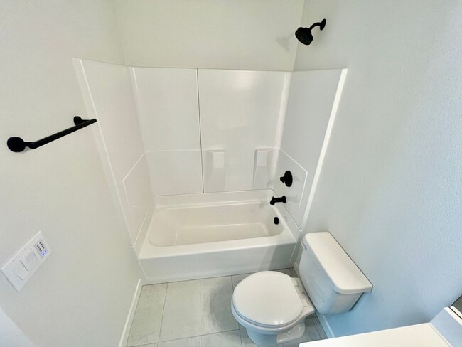 Building Photo - Live in Style! 2BD/2.5B High-End Townhouse...