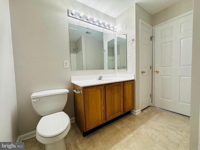 Building Photo - 22 Golf View Ct