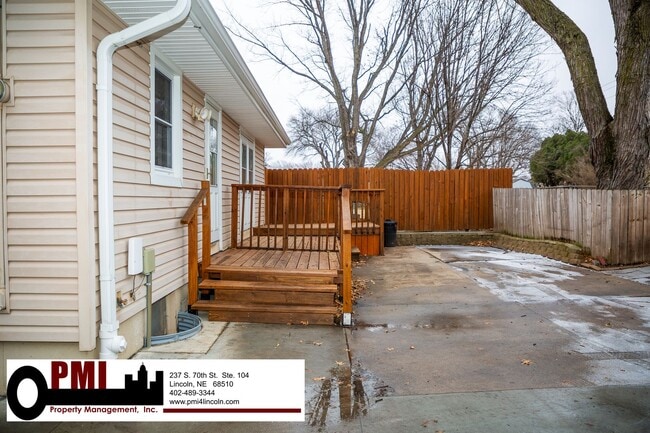 Building Photo - 3 Bedroom and 1.5 bathroom House for rent