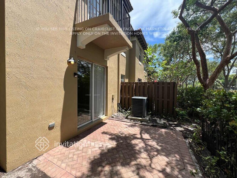 Building Photo - 6855 Julia Gardens Dr