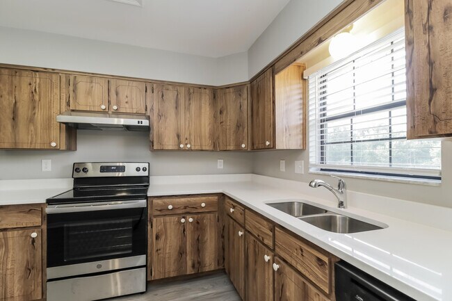 Building Photo - 3982 Ridgewood Dr