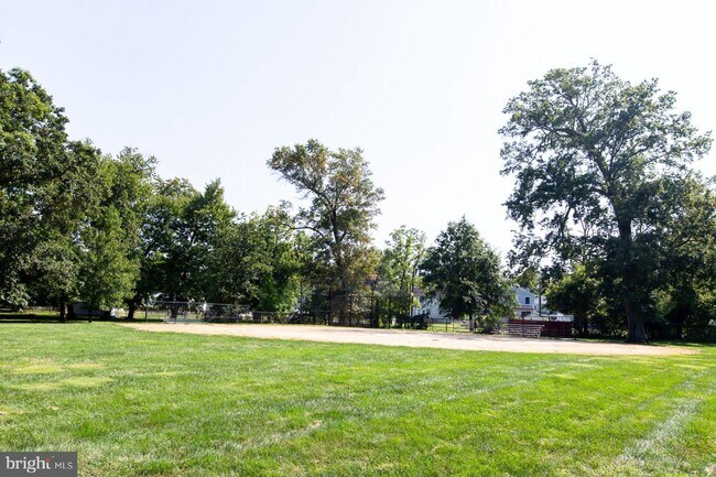 Building Photo - 303 Lincoln Ave