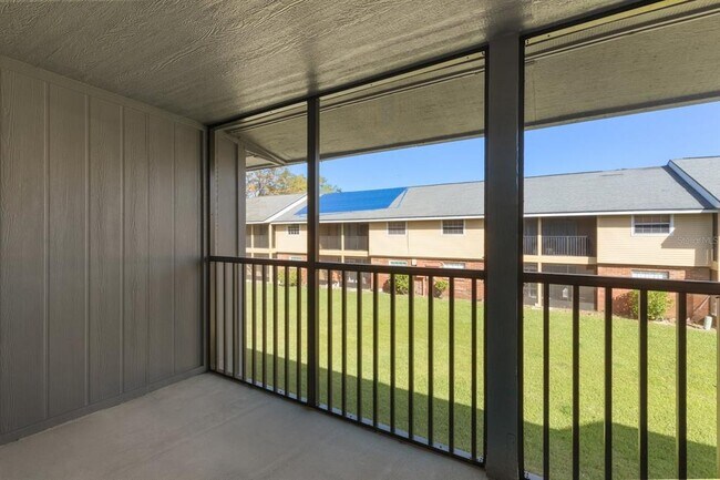 Building Photo - 200 Country Club Dr