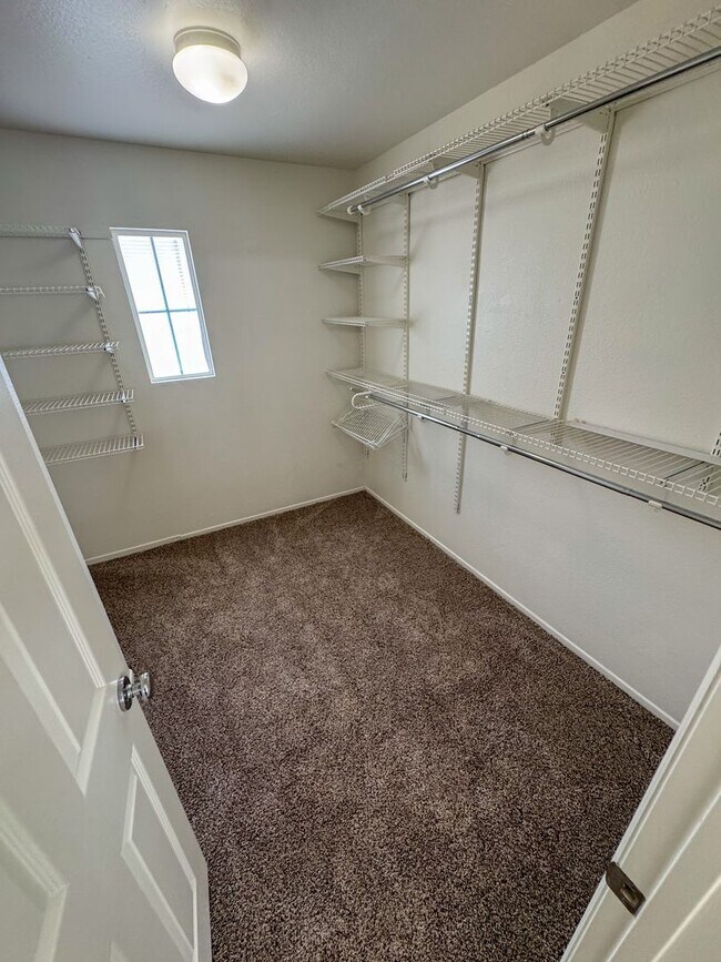 Building Photo - 4 Bedroom home available for Lease in Cent...