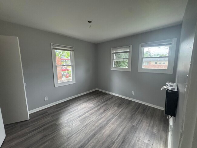 Building Photo - 1735 Meadow Ln