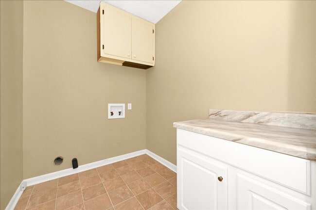 Building Photo - 3 Bedroom, 2 Bath home.