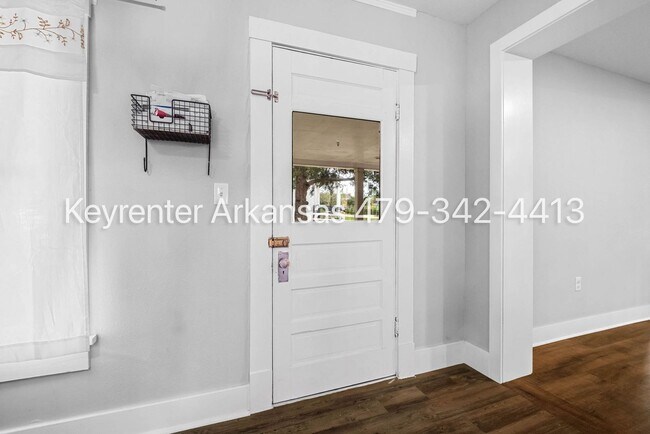 Building Photo - Charming 1 Bedroom Cottage-Style Home with Spacious Yard