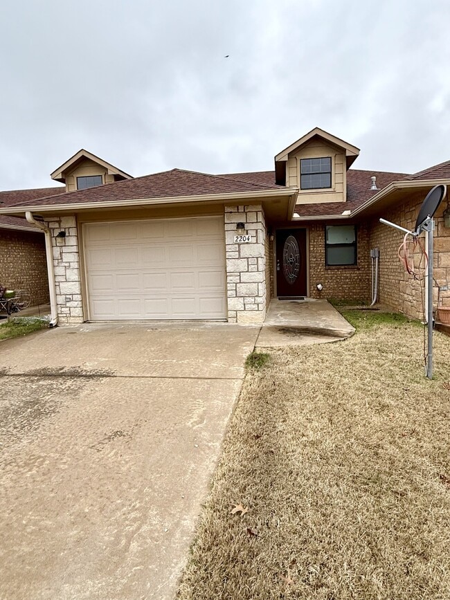 Primary Photo - 2204 Lakeview Dr