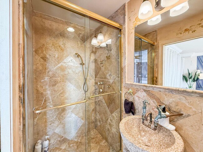 Building Photo - 602 S Front St