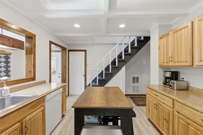 Building Photo - 2505 Belaire W Ln