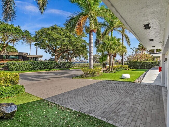 Building Photo - 840 South South Lake Drive, Hollywood, FL ...