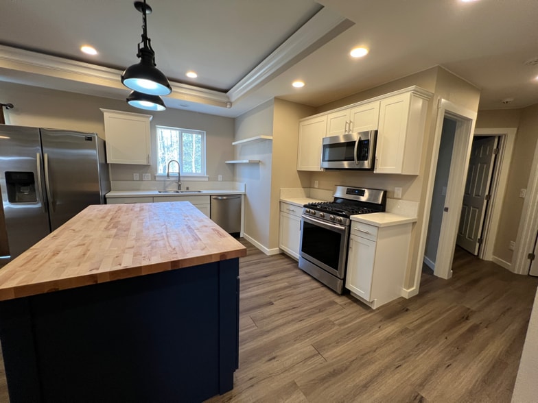 Building Photo - 1032 N Helen Ln