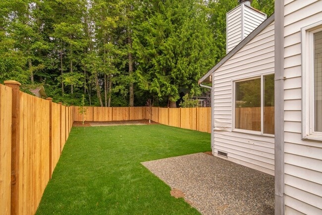 Building Photo - North Bothell 3 bdrm Townhome with private fenced yard