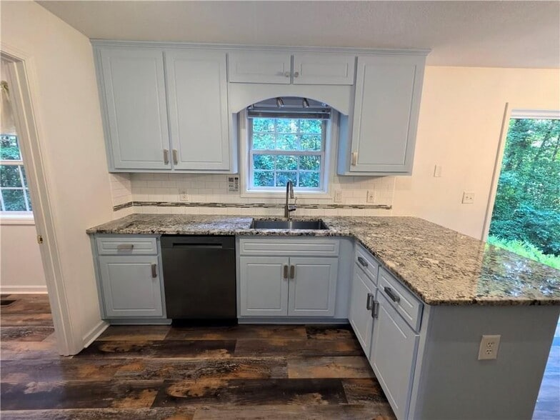 Building Photo - 3060 Glen Wallace Dr