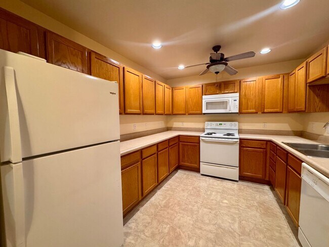 Building Photo - 22585 Hollow Oak Ln