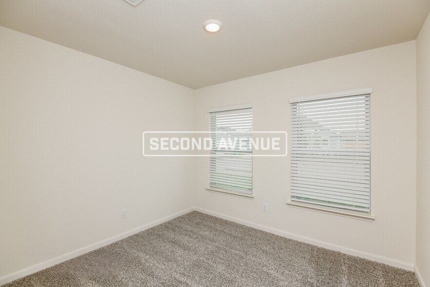 Building Photo - 1325 Woodwinds Dr