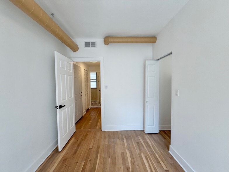 Building Photo - 1522 W Ardmore Ave