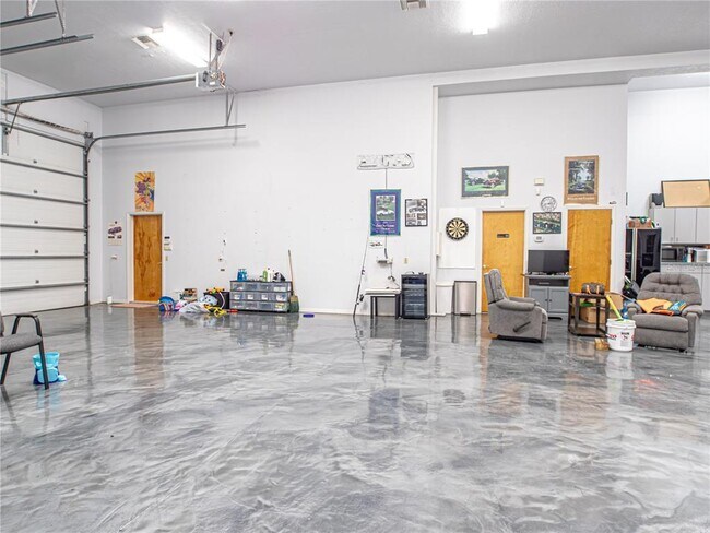 Building Photo - 920 E Lake Dr