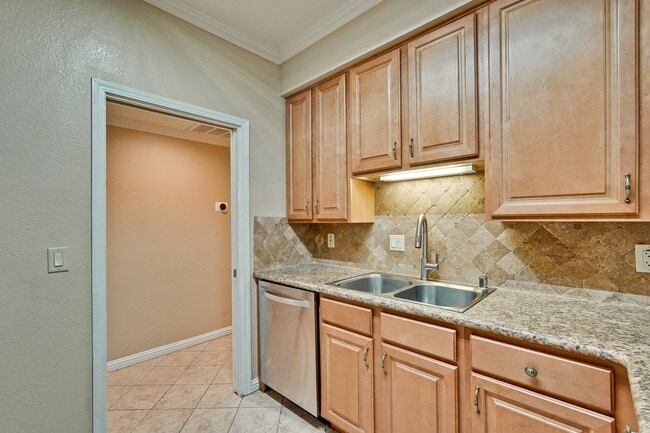 Building Photo - Large, Comfy 2BR, 2BA Condo with Convenient Location