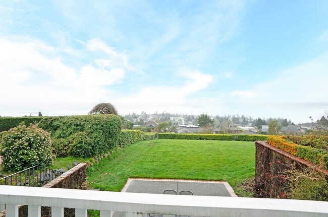 Building Photo - Stunning Home with Breathtaking Views in T...