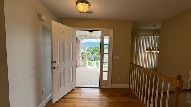 Building Photo - 5685 Hyacinth Ln