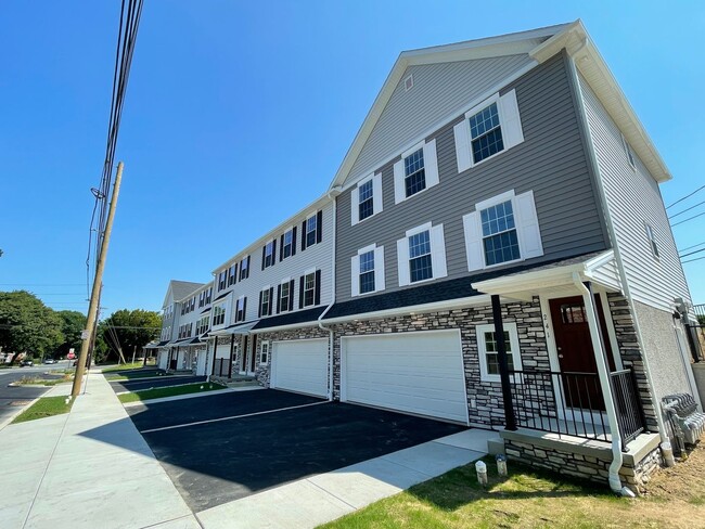 Building Photo - 3 Bedroom 2.5 bathroom Available in Lancas...