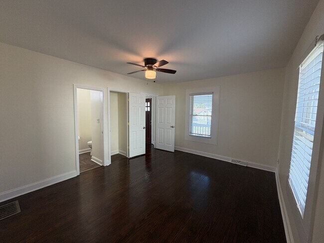 Building Photo - 2/2 Charming Home in West Greenville!
