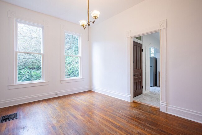 Building Photo - 1940-1946-1946 SW Market St Dr