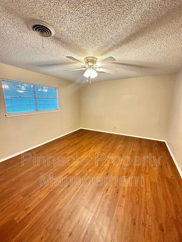 Building Photo - 2913 Oak Forest Dr