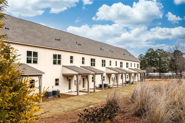 Building Photo - 3260 Academy Dr