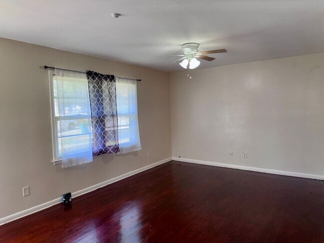 Building Photo - 430 Windsor Dr