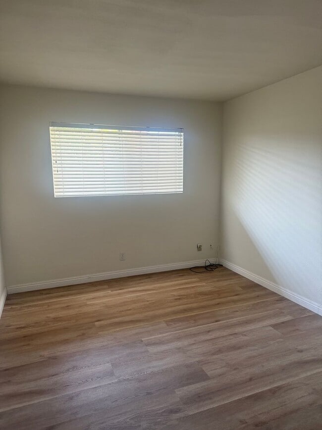 Building Photo - SPACIOUS 4 BEDROOM 3 BATH HOME