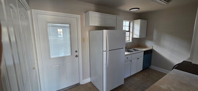 Building Photo - Townhome Near Lafayette High