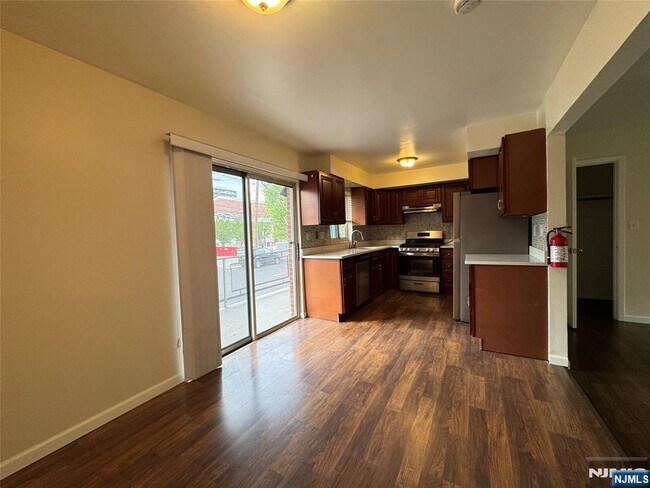 Building Photo - 1323 Anderson Ave