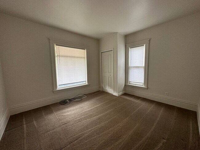 Building Photo - 2 BR apartment with updated kitchen! Close...