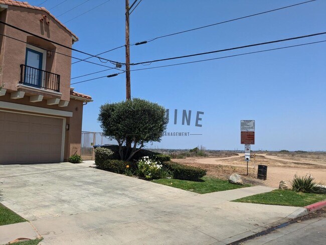 Building Photo - Spacious 3Bd 2.5Ba 2 Story Home w/ Fabulou...