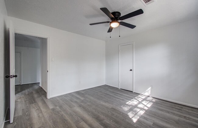 Building Photo - 808 Stone Mountain Dr