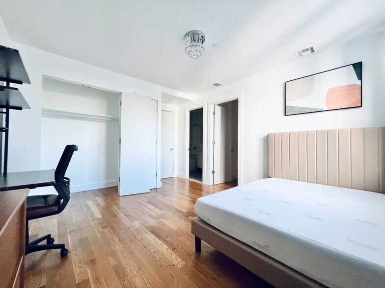 Building Photo - Furnished room/NOT APARTMENT