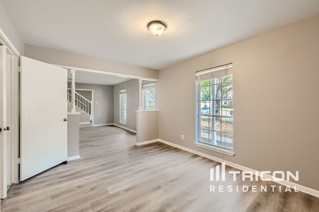 Building Photo - 16527 Pilgrims Cir