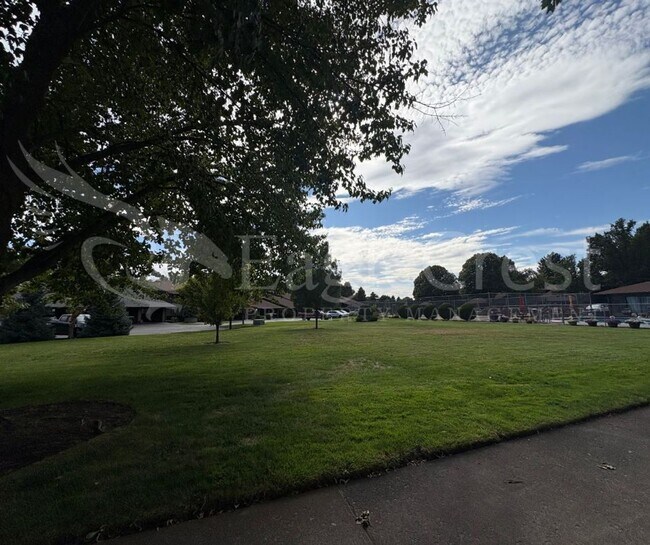 Building Photo - Three Bedroom Townhome Near Country Club G...