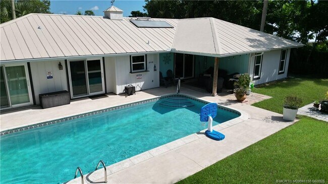 Primary Photo - 323 SW Ridge Ln