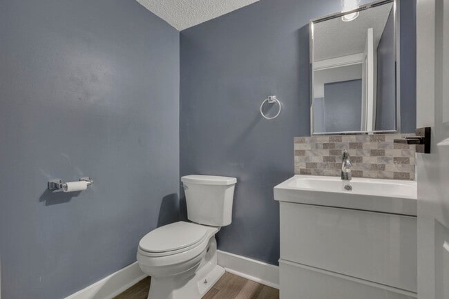 Building Photo - Beautiful 3 Bedroom 1.5 Bathroom Townhome Minutes from Easton