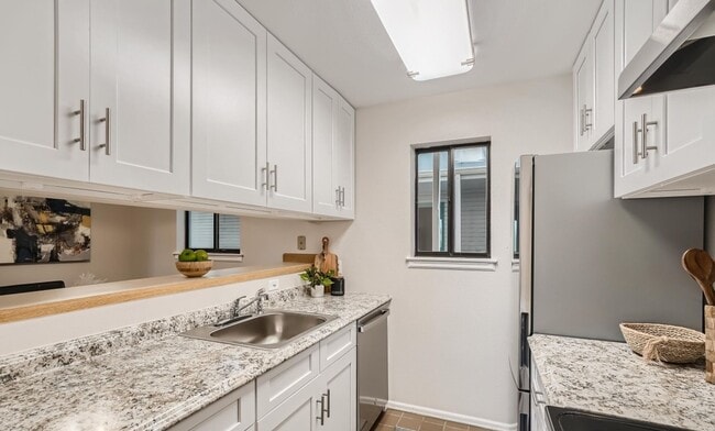 Building Photo - Furnished 2 Bed 2 Bath Condo in the Heart ...