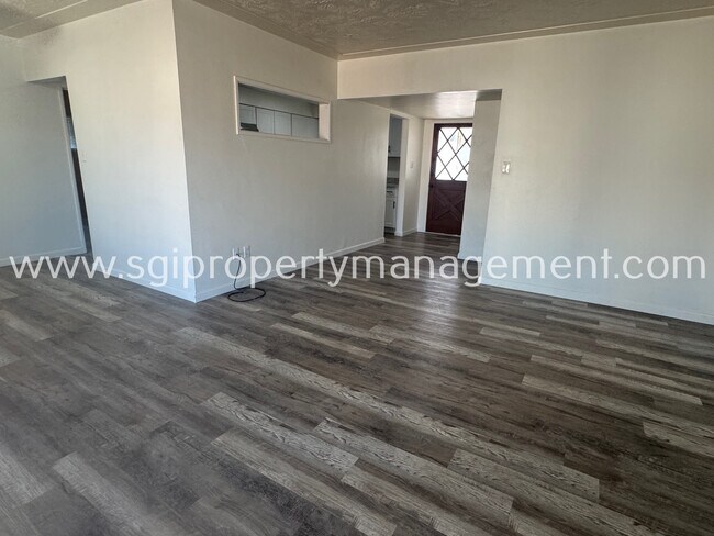 Building Photo - 2202 W Palmaire Ave