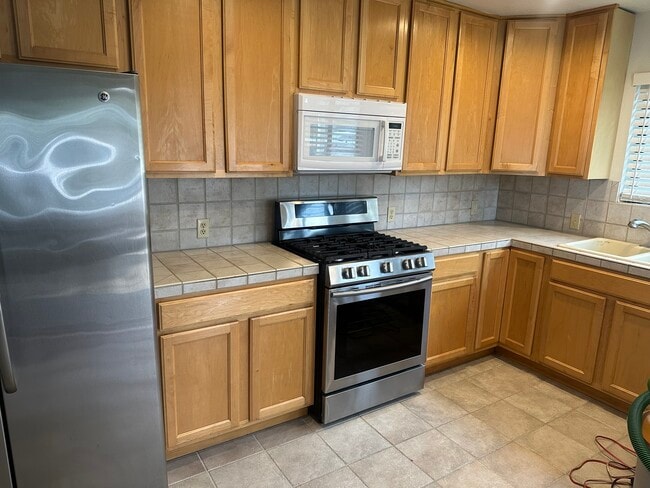 Building Photo - 1374 Olivina Ave