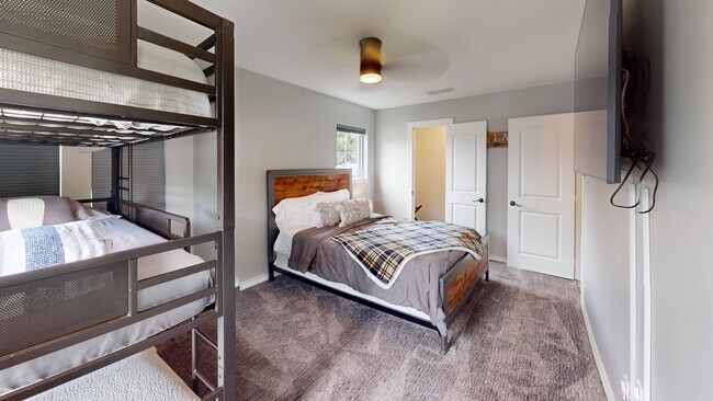 Building Photo - 430 Peninsula Dr