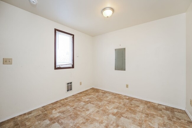 Building Photo - 2127 Harrison Ave
