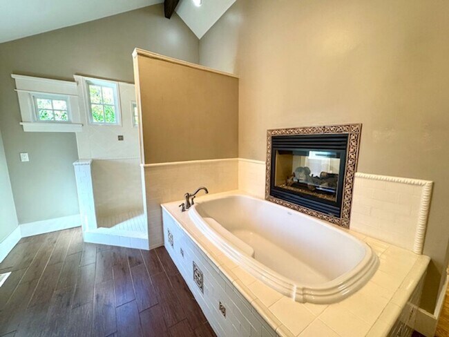 Building Photo - Gorgeous 5 bedroom, 4.5 bath, Westside Dan...