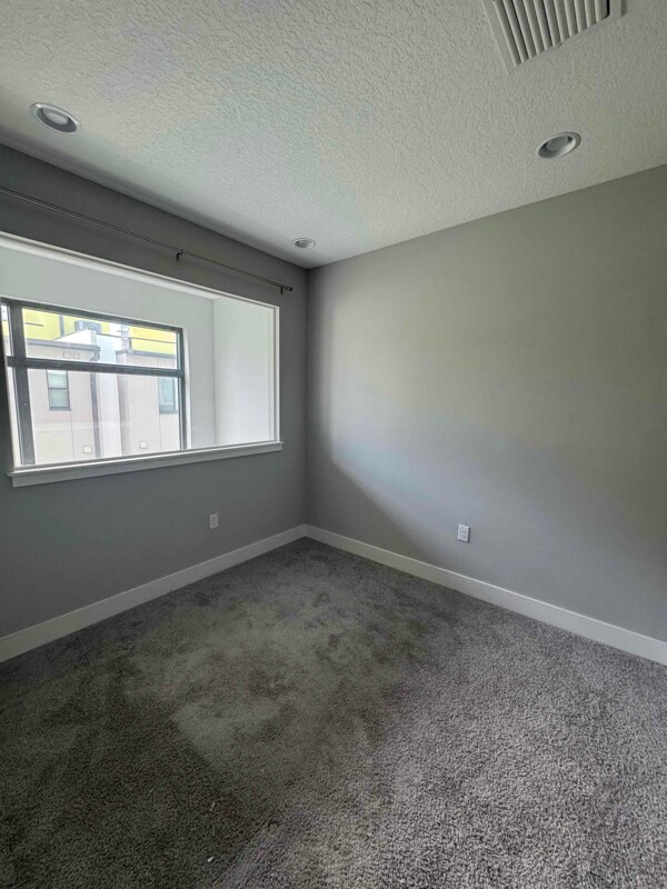 Building Photo - 947 Arlington Ave N